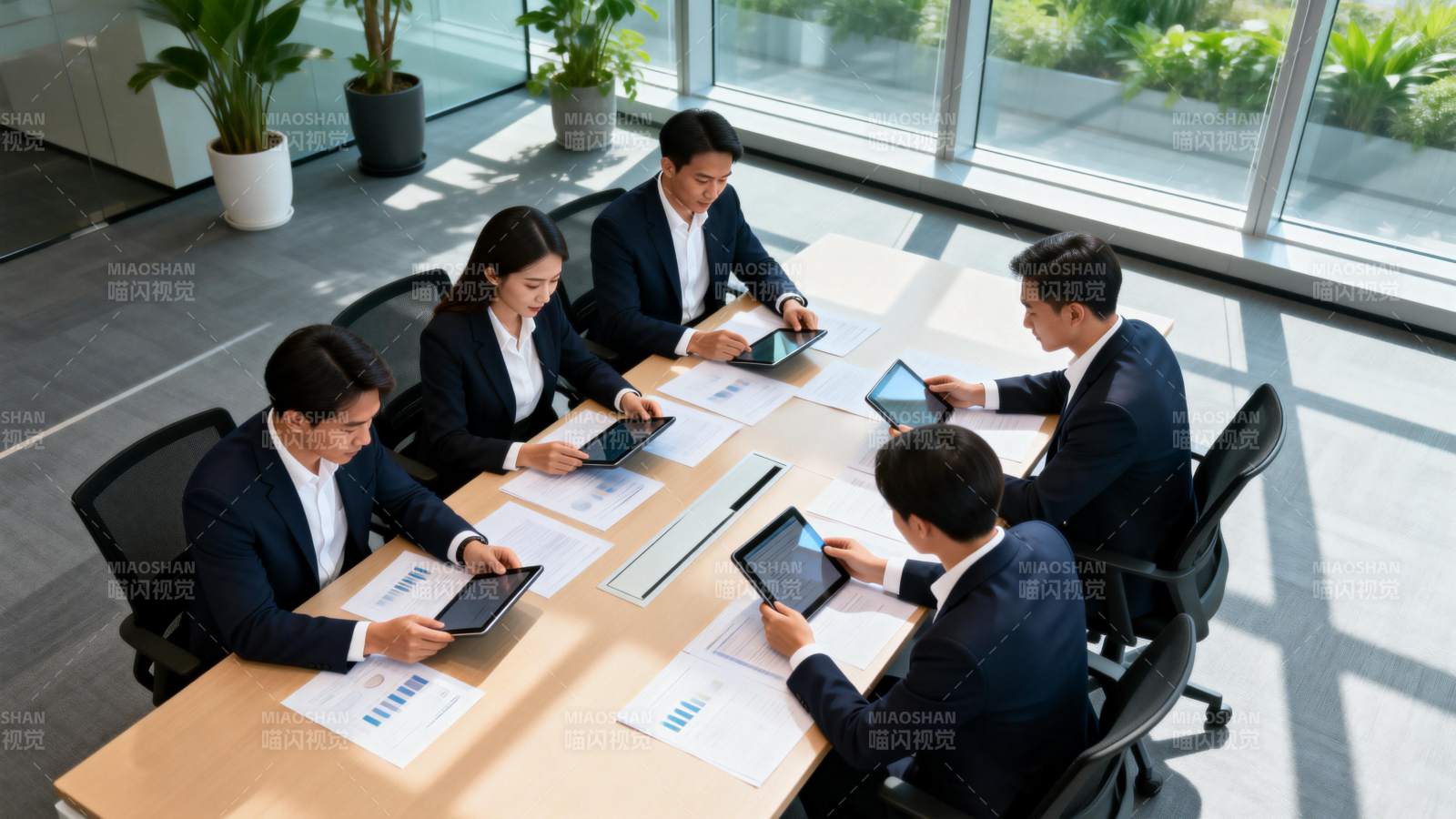 商务会议讨论中图片