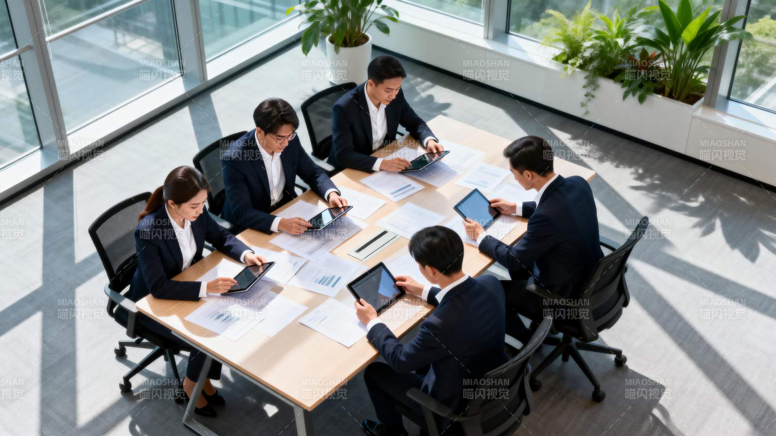 商务会议进行中图片