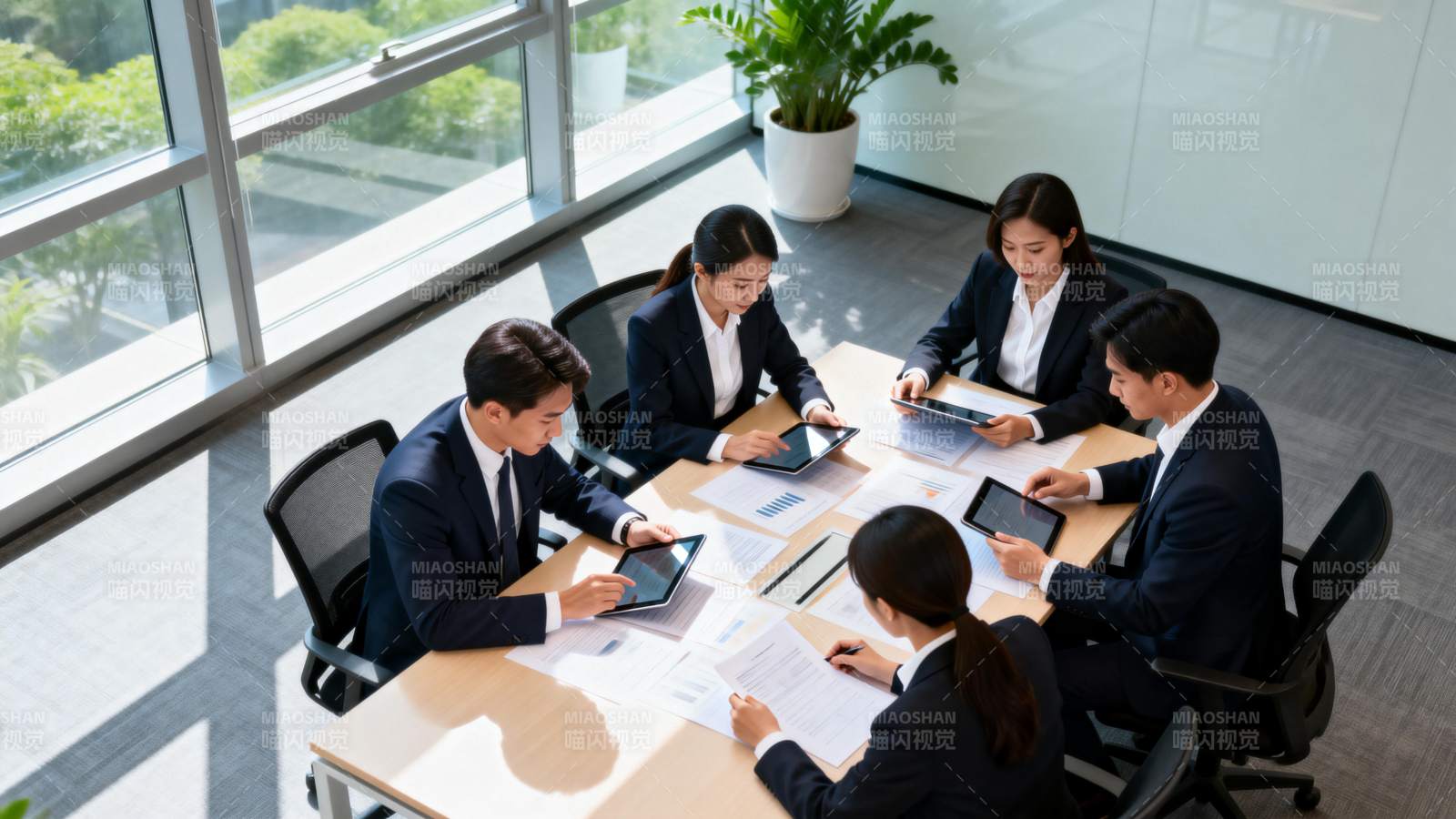 商务会议讨论中图片