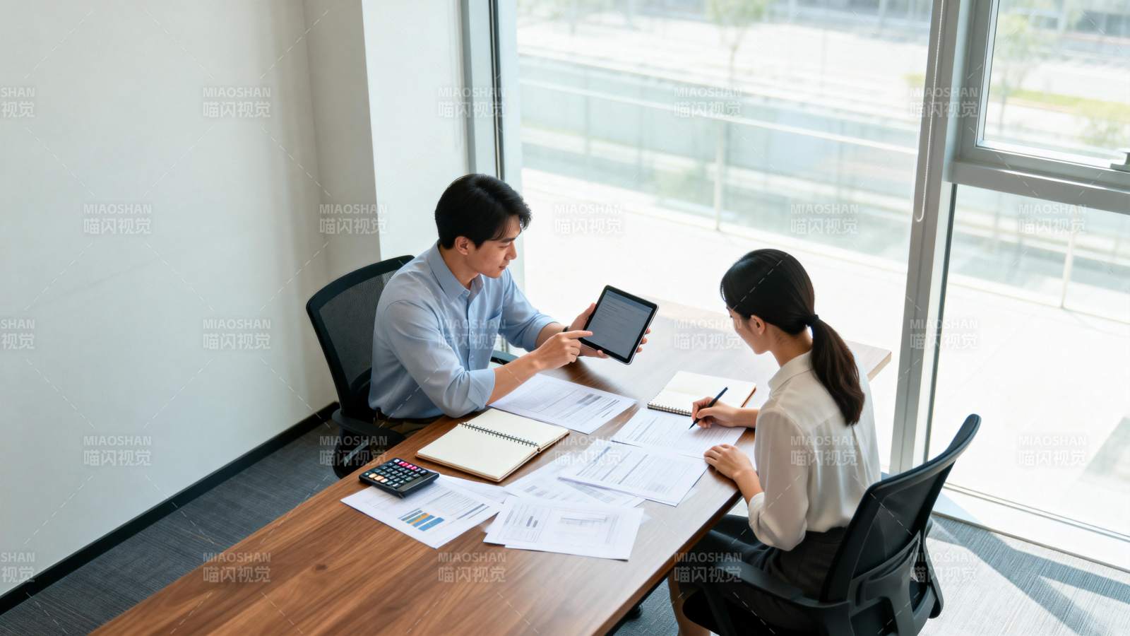 商务洽谈场景图片
