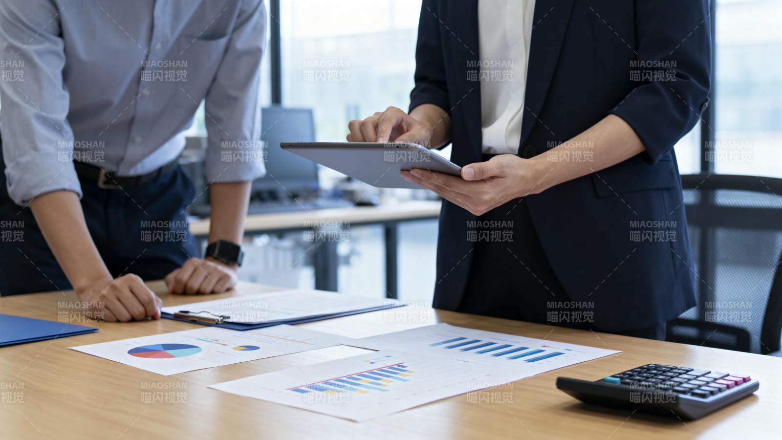 商务人士讨论报表图片