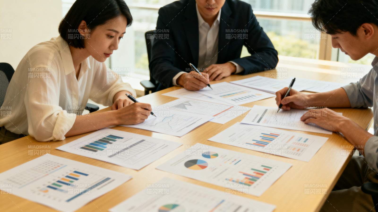 团队讨论数据分析图片