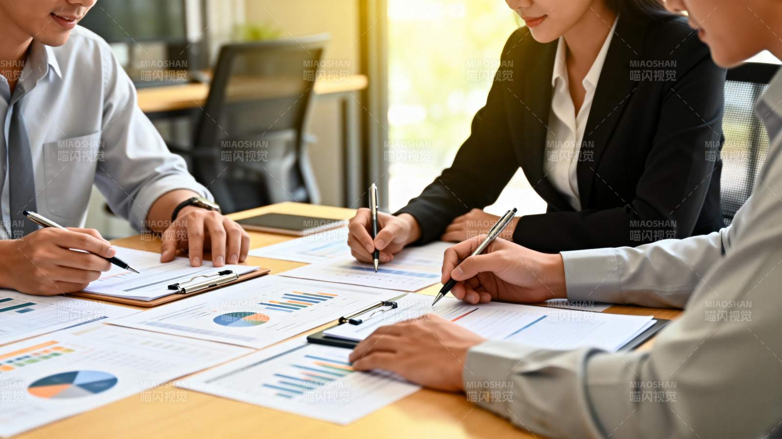 团队协作办公场景图片