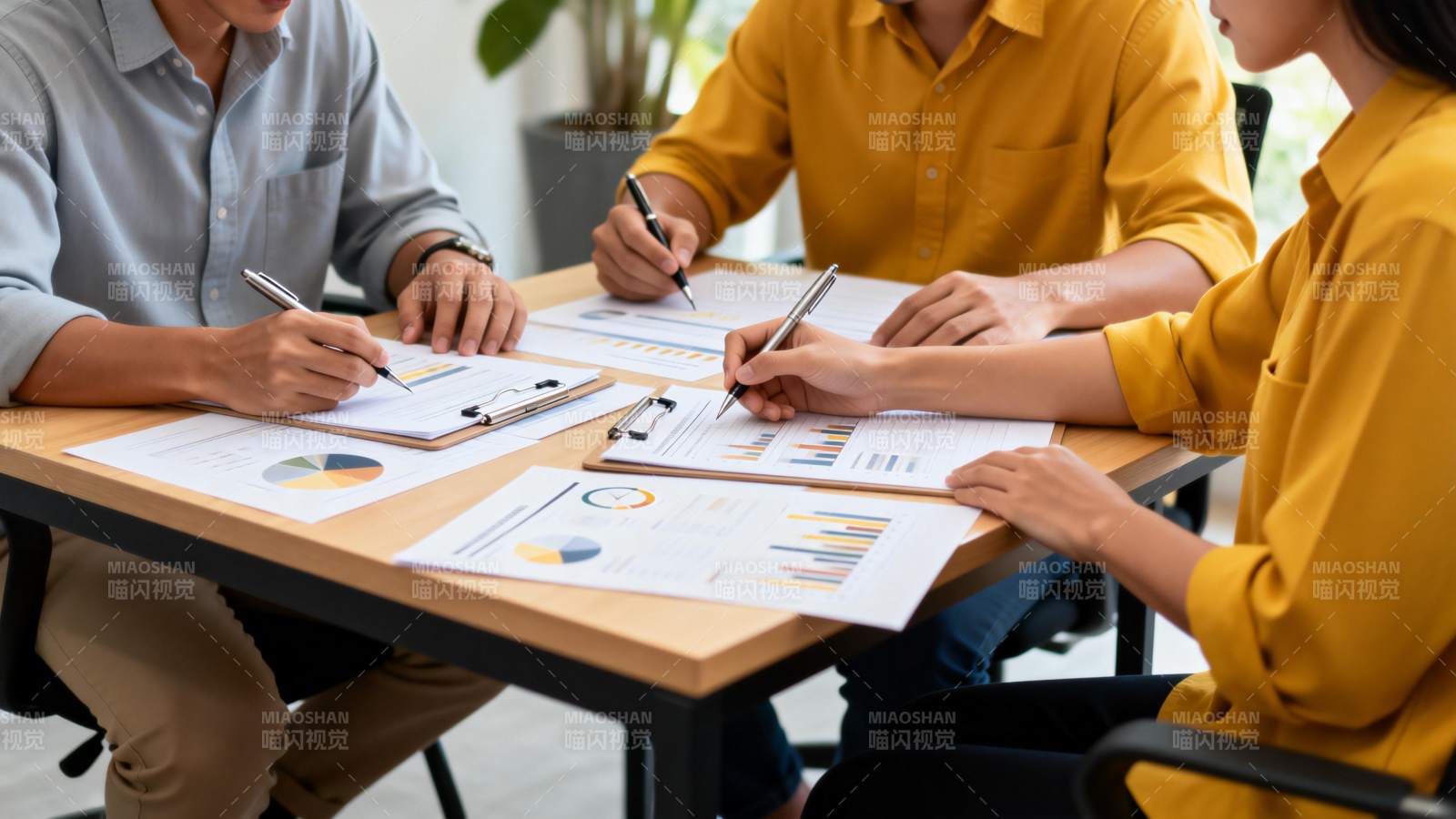 团队协作办公场景图片