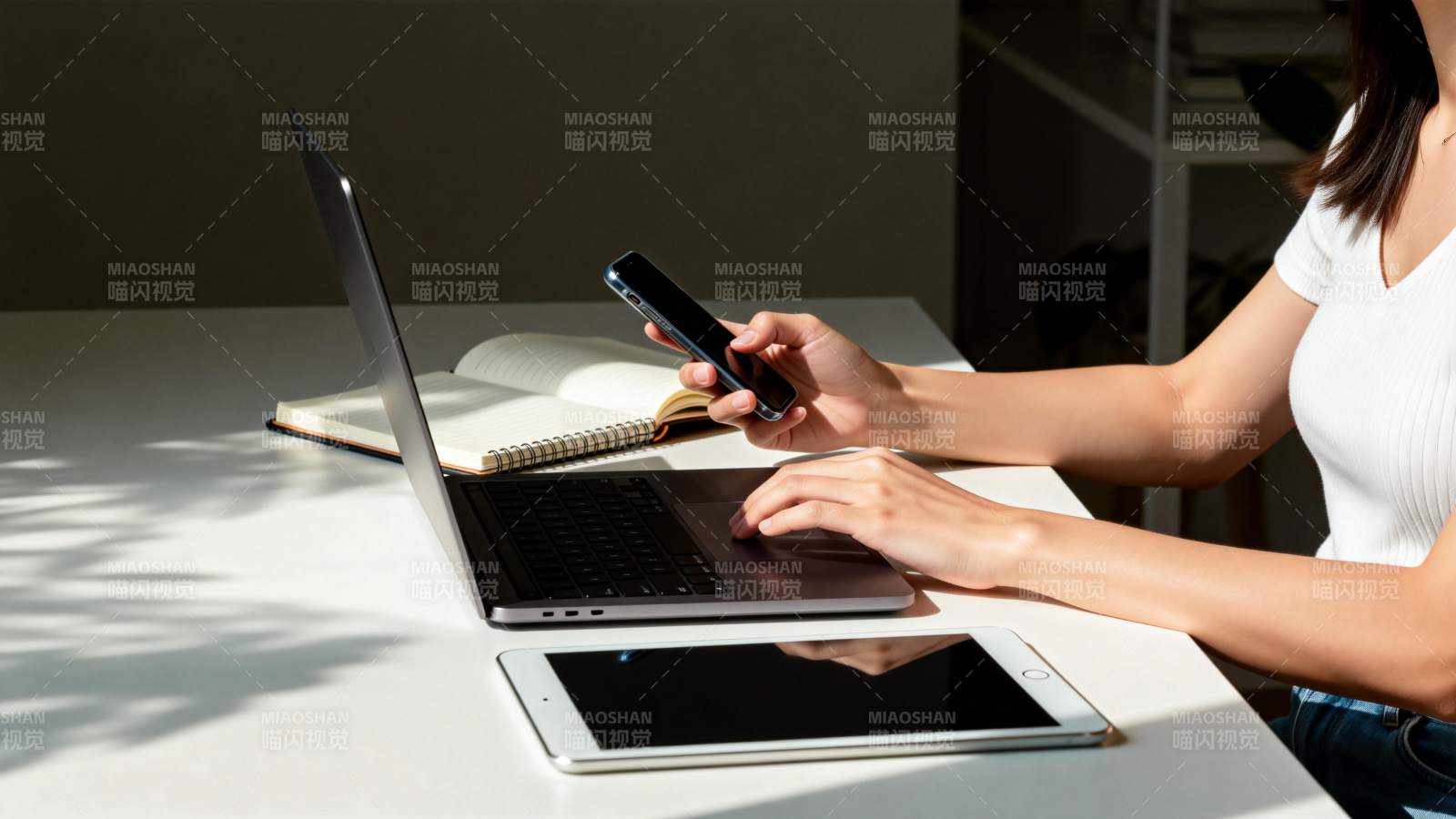 办公桌前专注工作图片