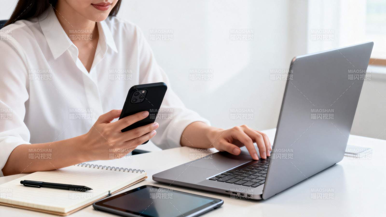 办公桌前专注工作图片