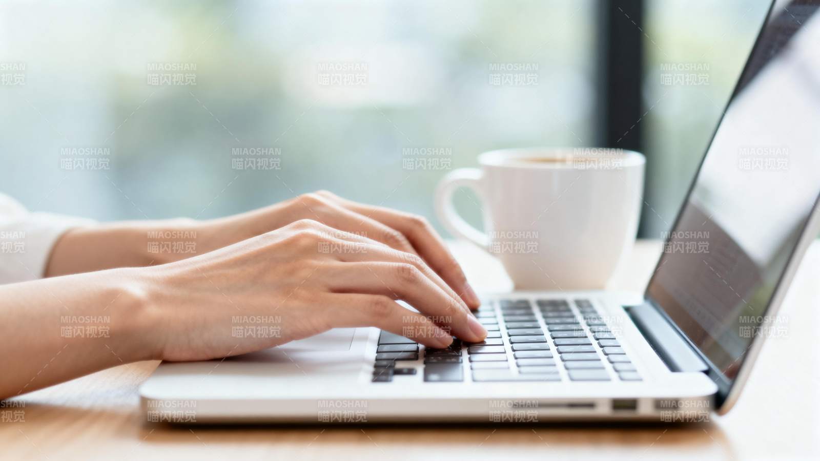 专注工作瞬间图片