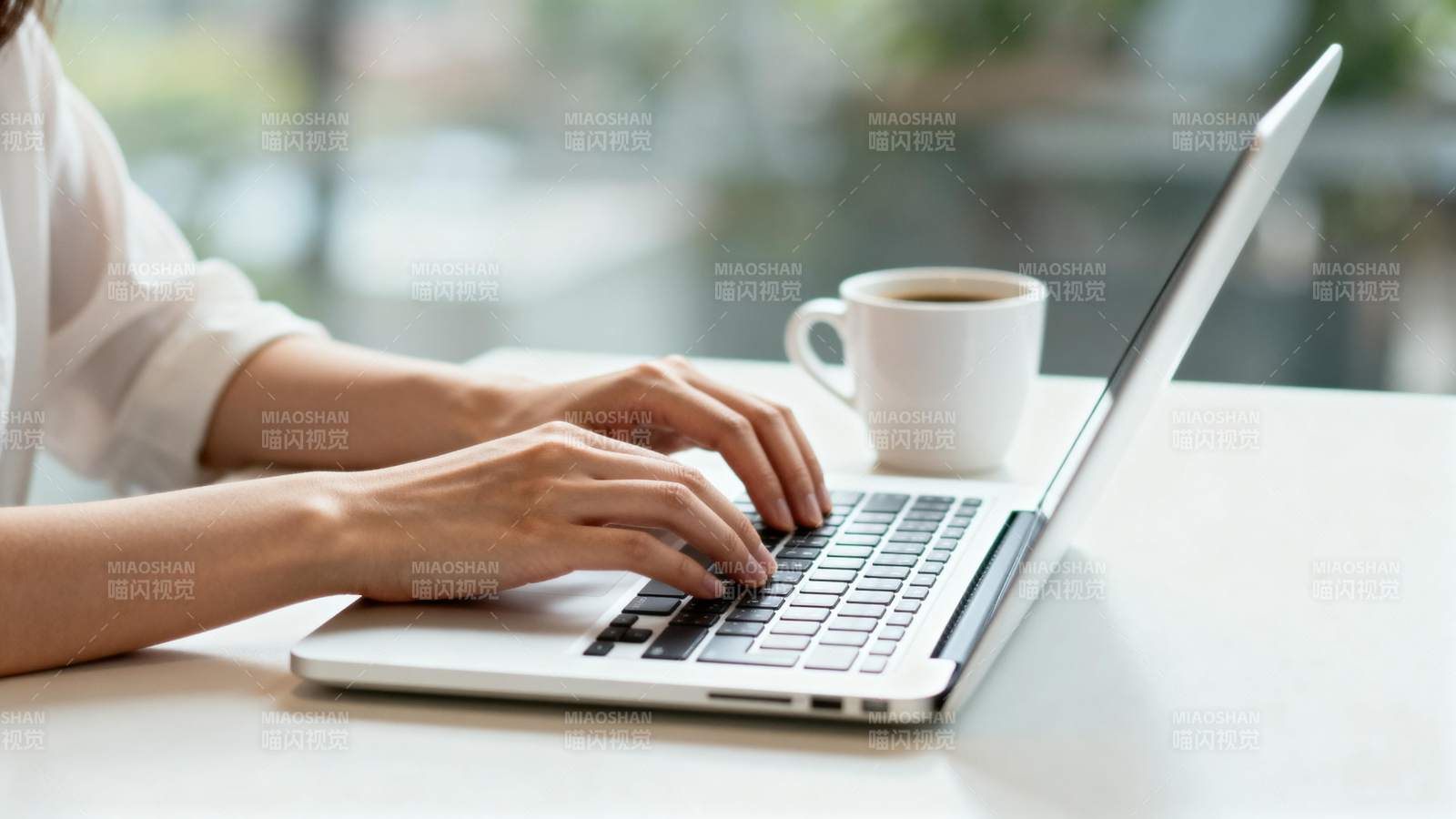 专注工作 咖啡相伴图片