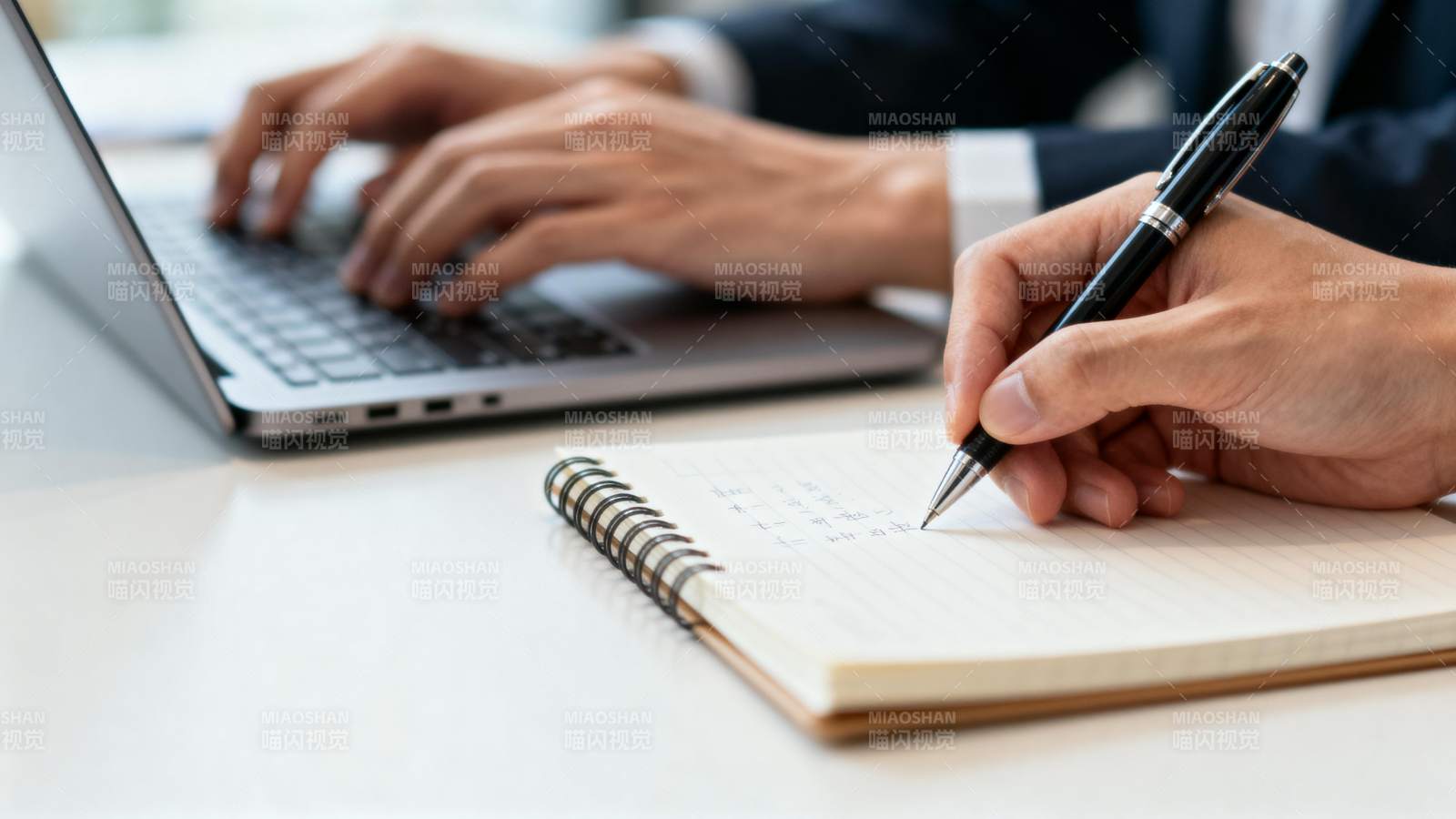 办公桌前专注工作图片