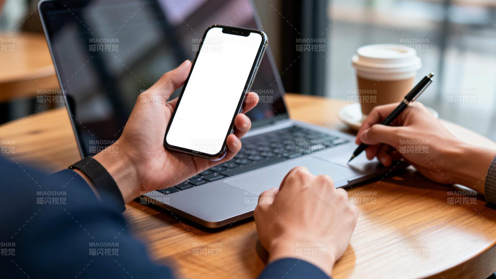 办公桌前手机与笔记本图片