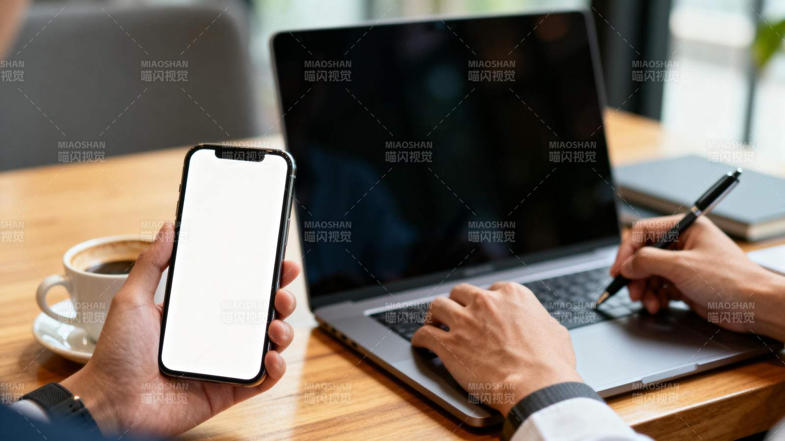 办公桌前的手机与笔记本图片