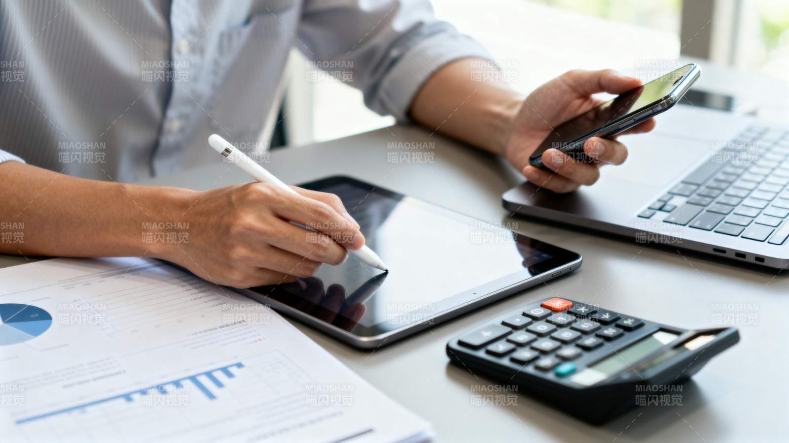 办公桌前专注工作图片