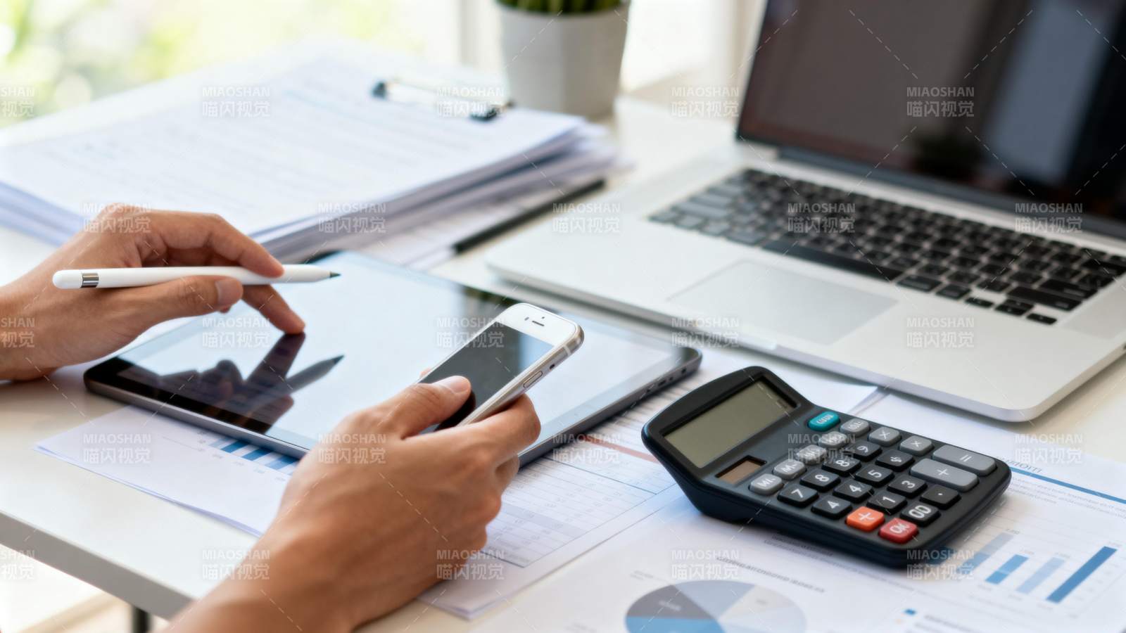 办公桌上的财务工作图片