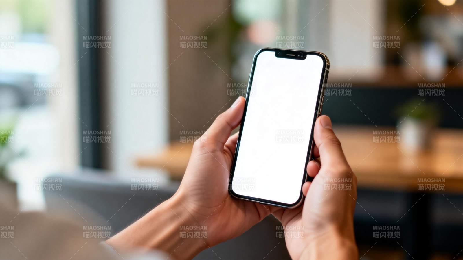 手持手机展示白屏图片