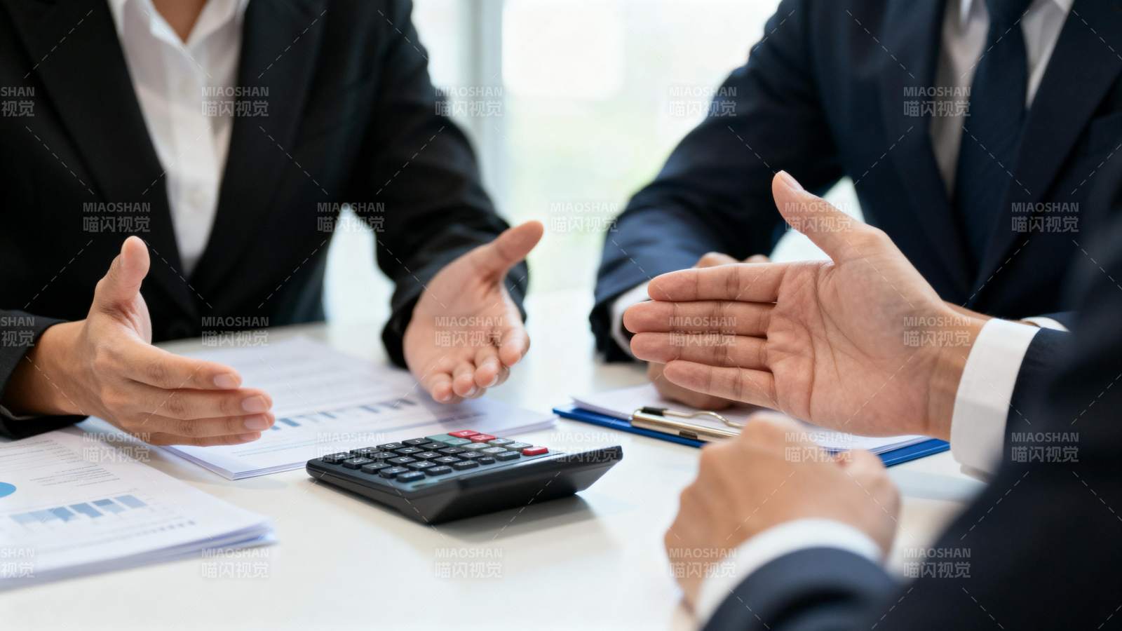 商务洽谈现场图片