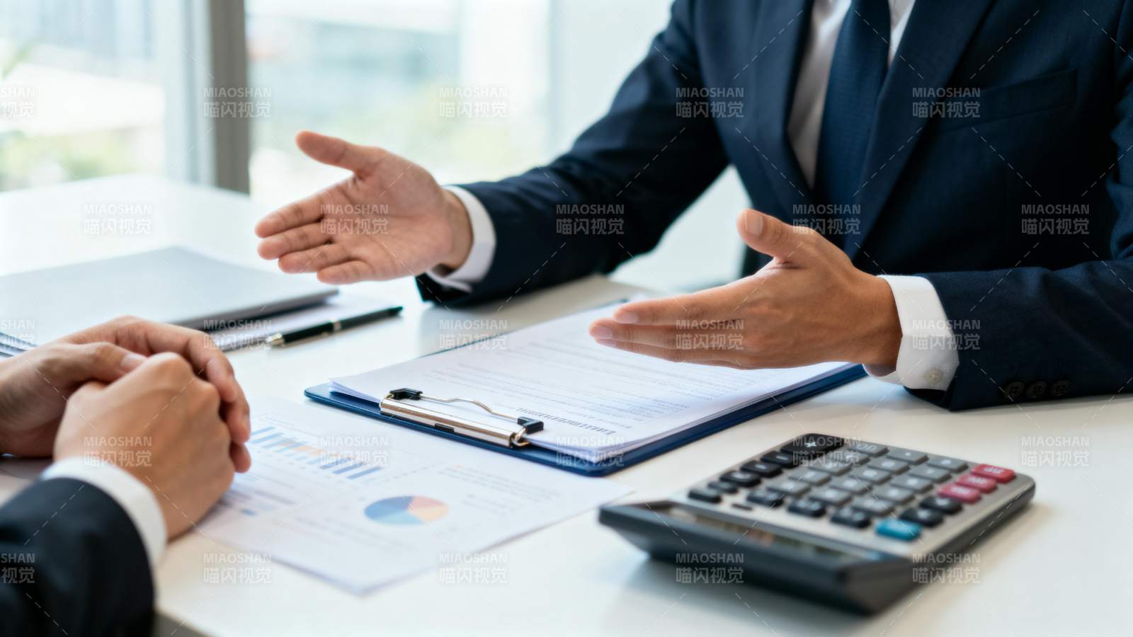 商务洽谈现场图片