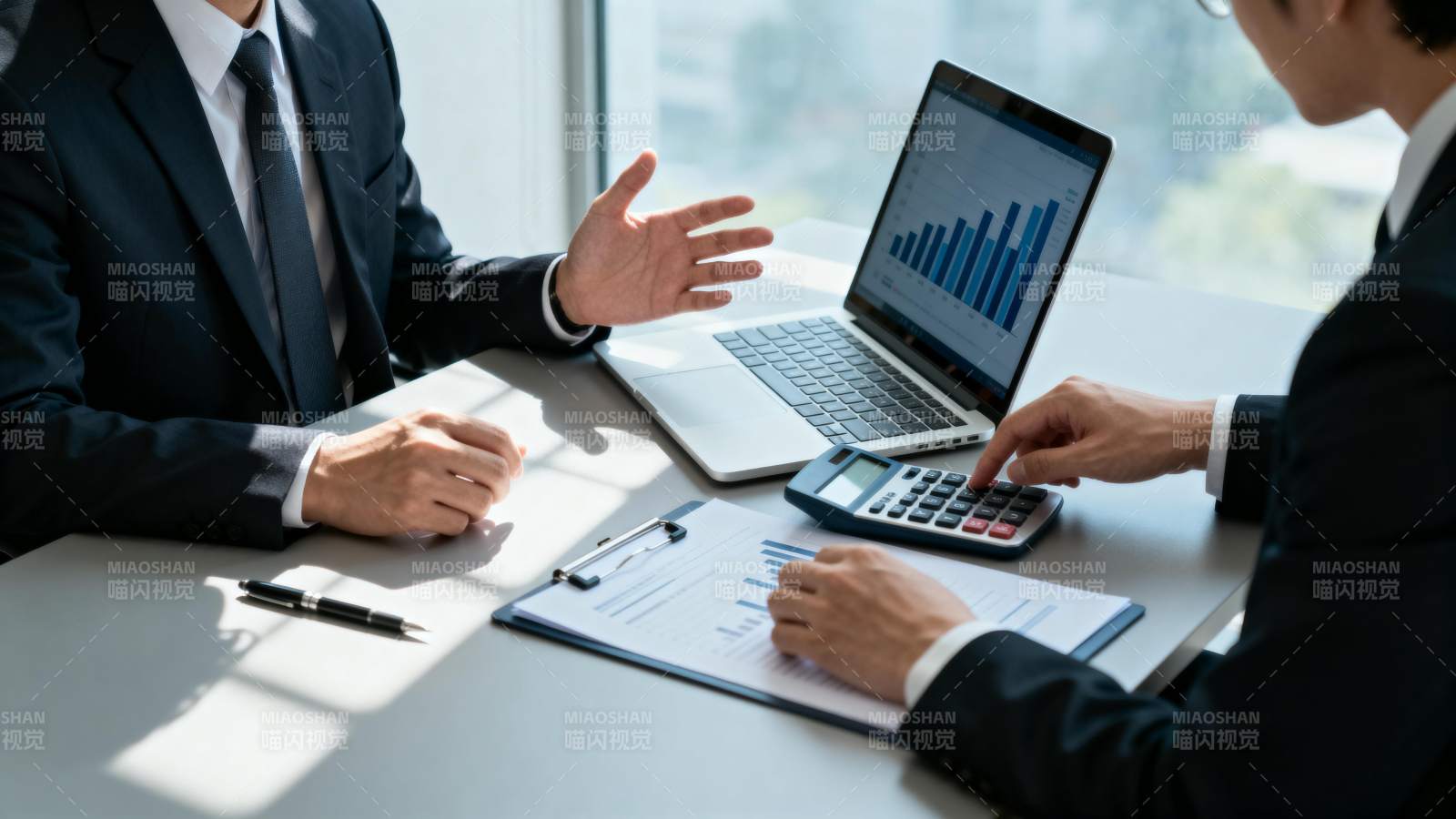 商务洽谈现场图片