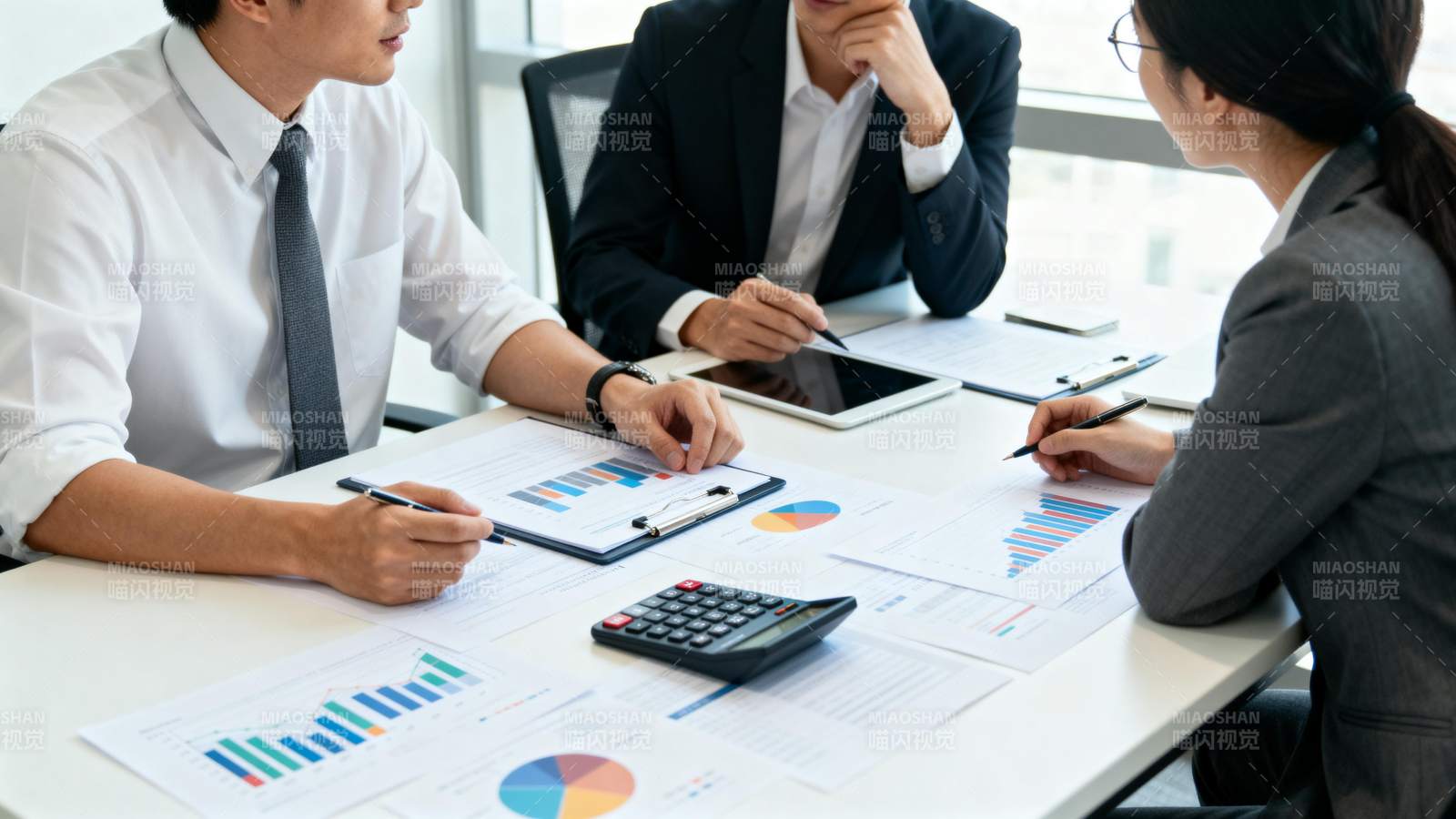 商务会议讨论数据图片