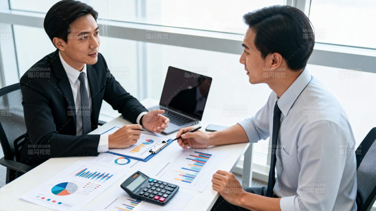 商务洽谈现场图片