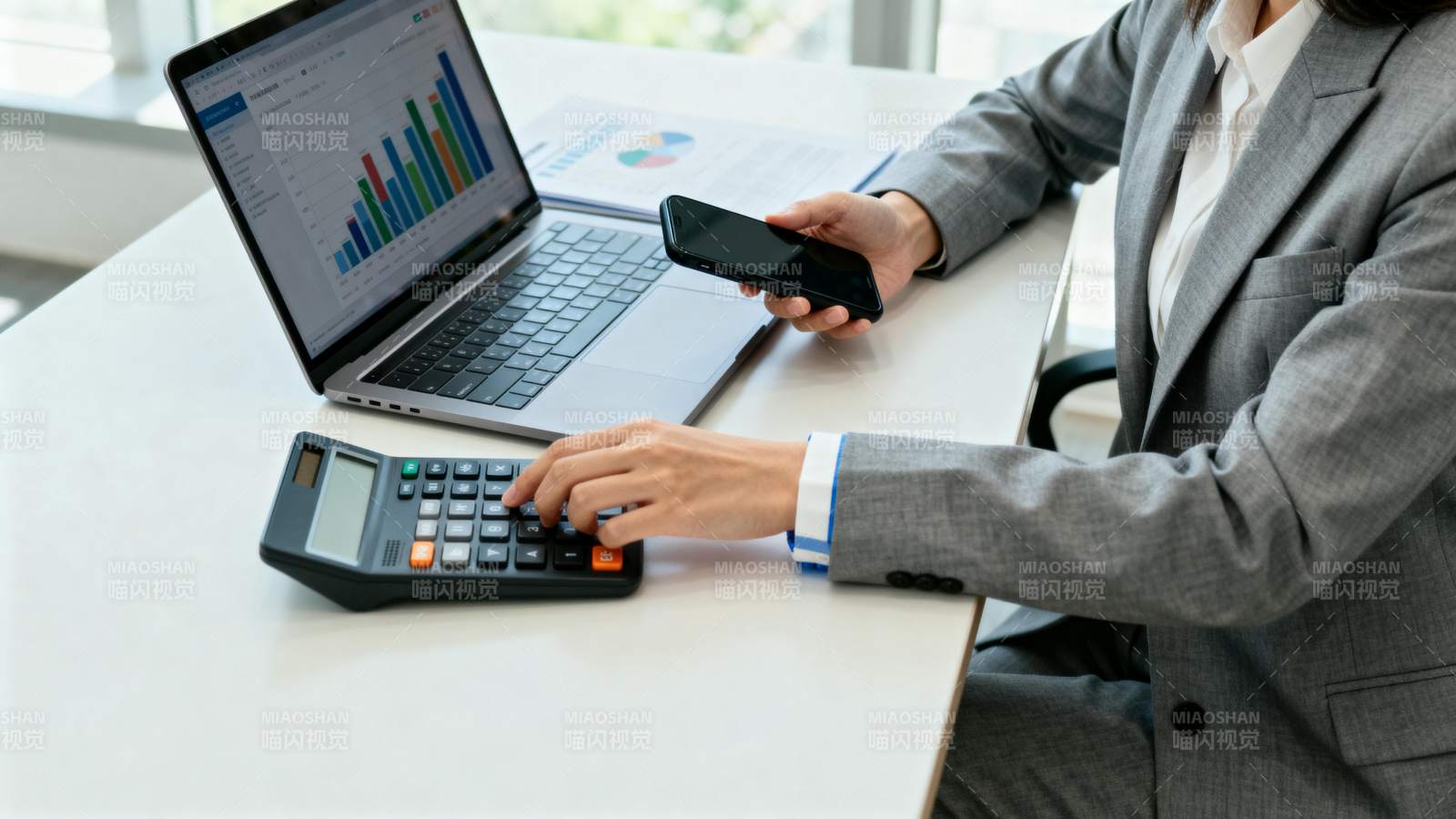 商务人士办公计算图片