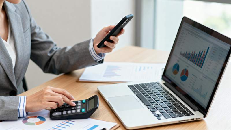 办公桌前财务分析图片