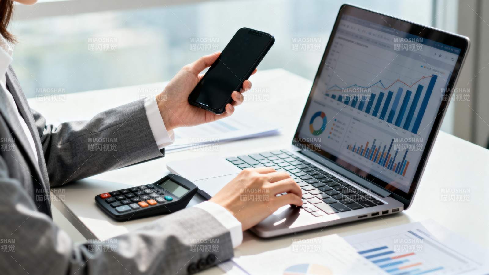 办公桌前的财务分析图片
