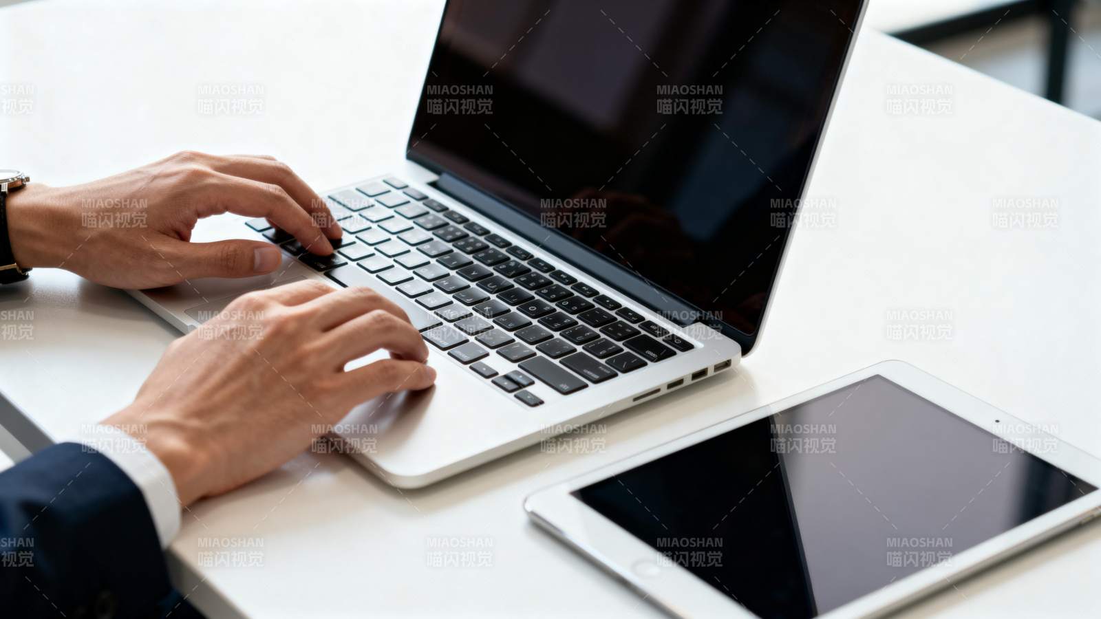 办公桌前专注工作图片