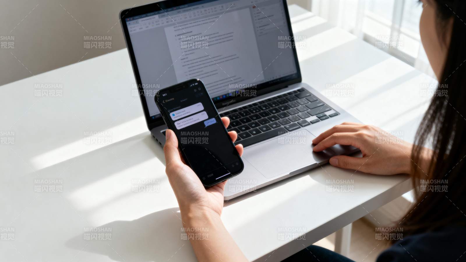 多设备办公场景图片