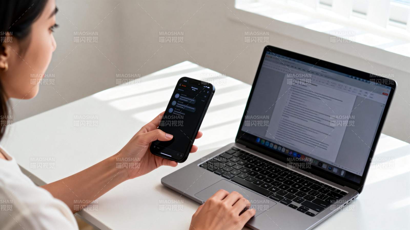 专注工作 手机电脑并用图片