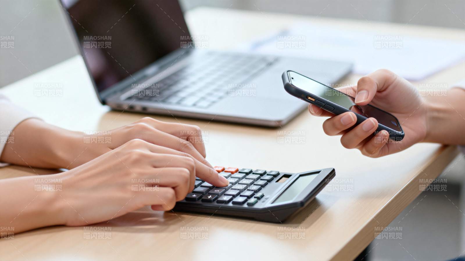 办公桌前算账图片