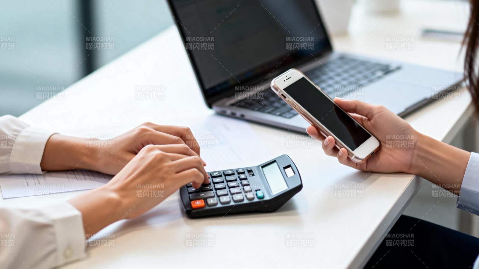 办公桌前算账图片