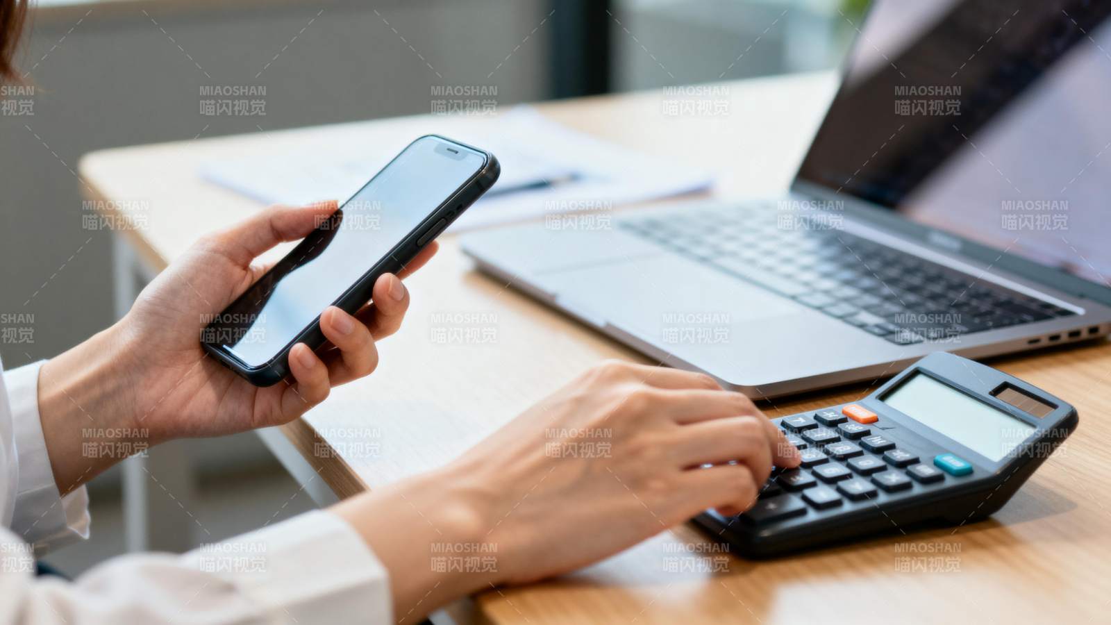 办公桌前算账图片