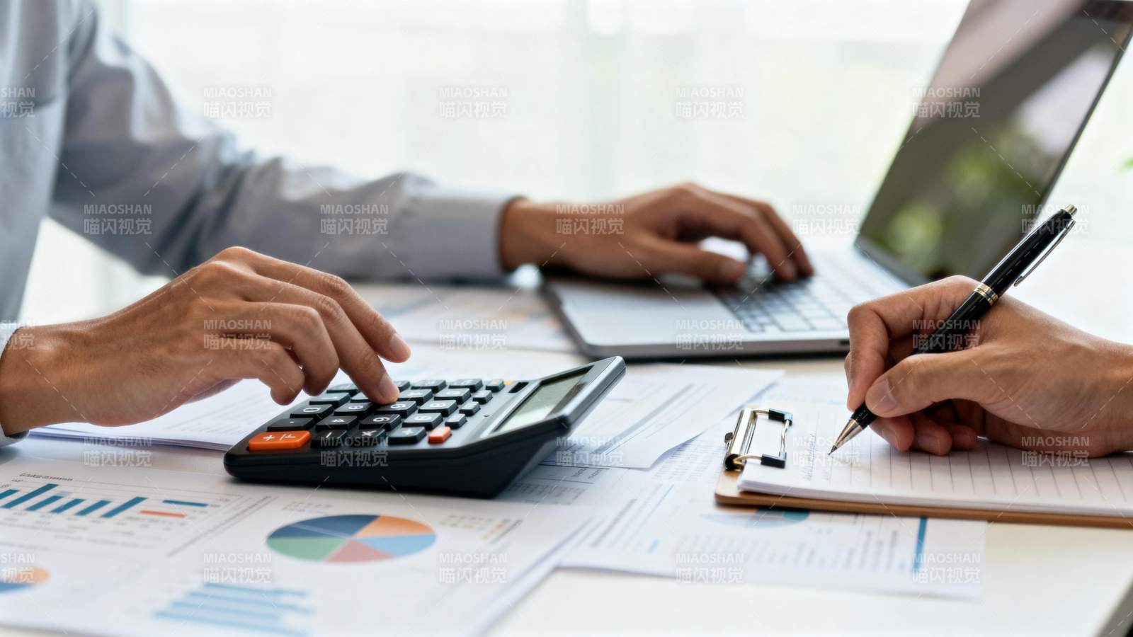 财务分析工作场景图片