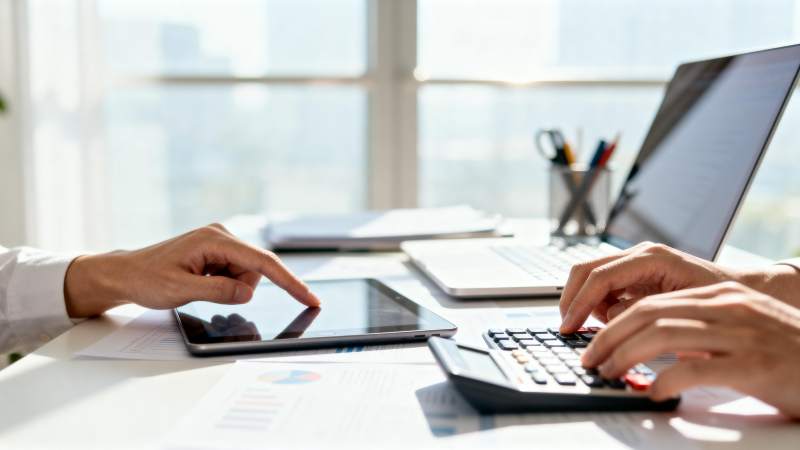 办公桌前专注工作图片