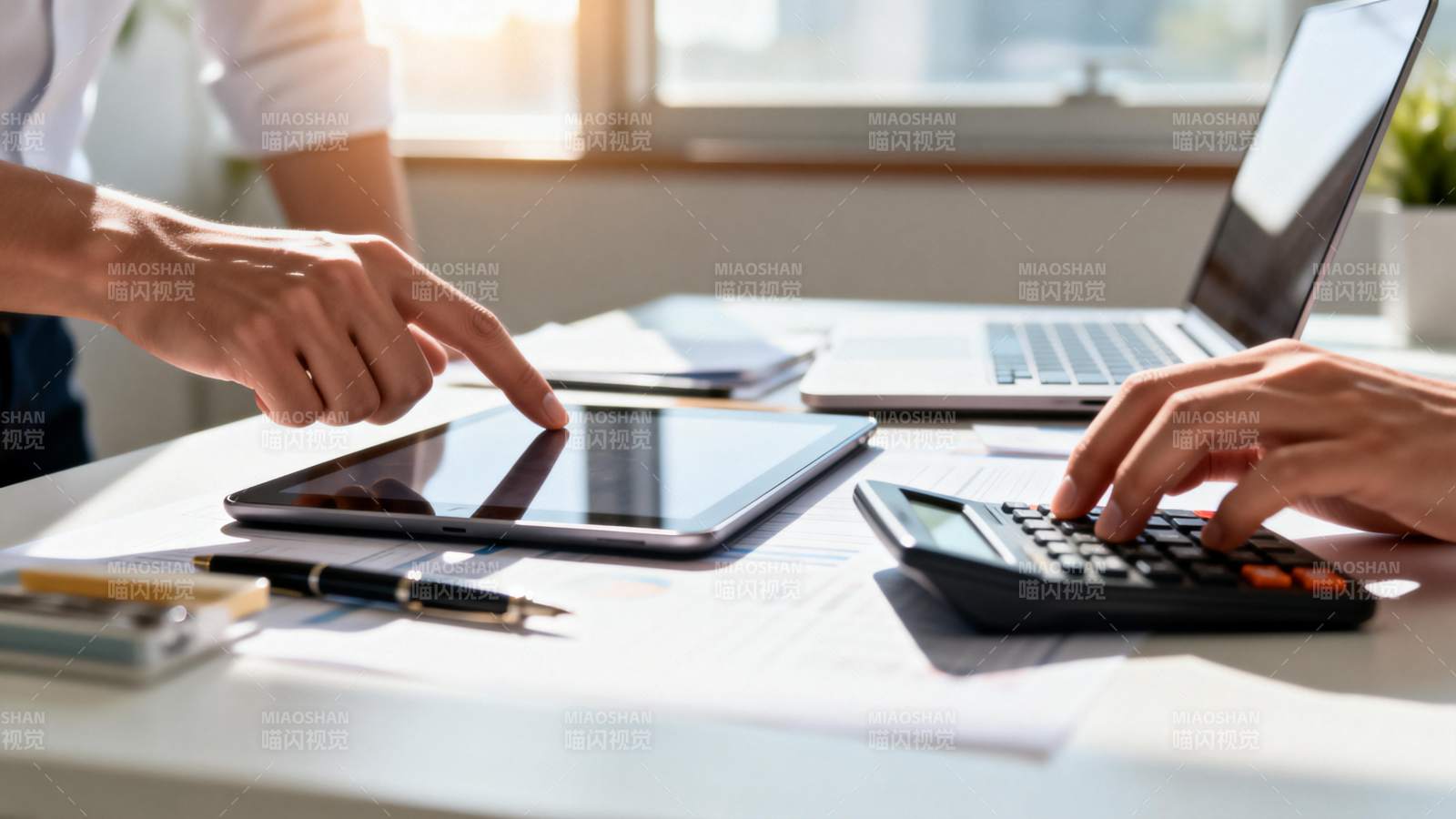 办公桌前协作计算图片