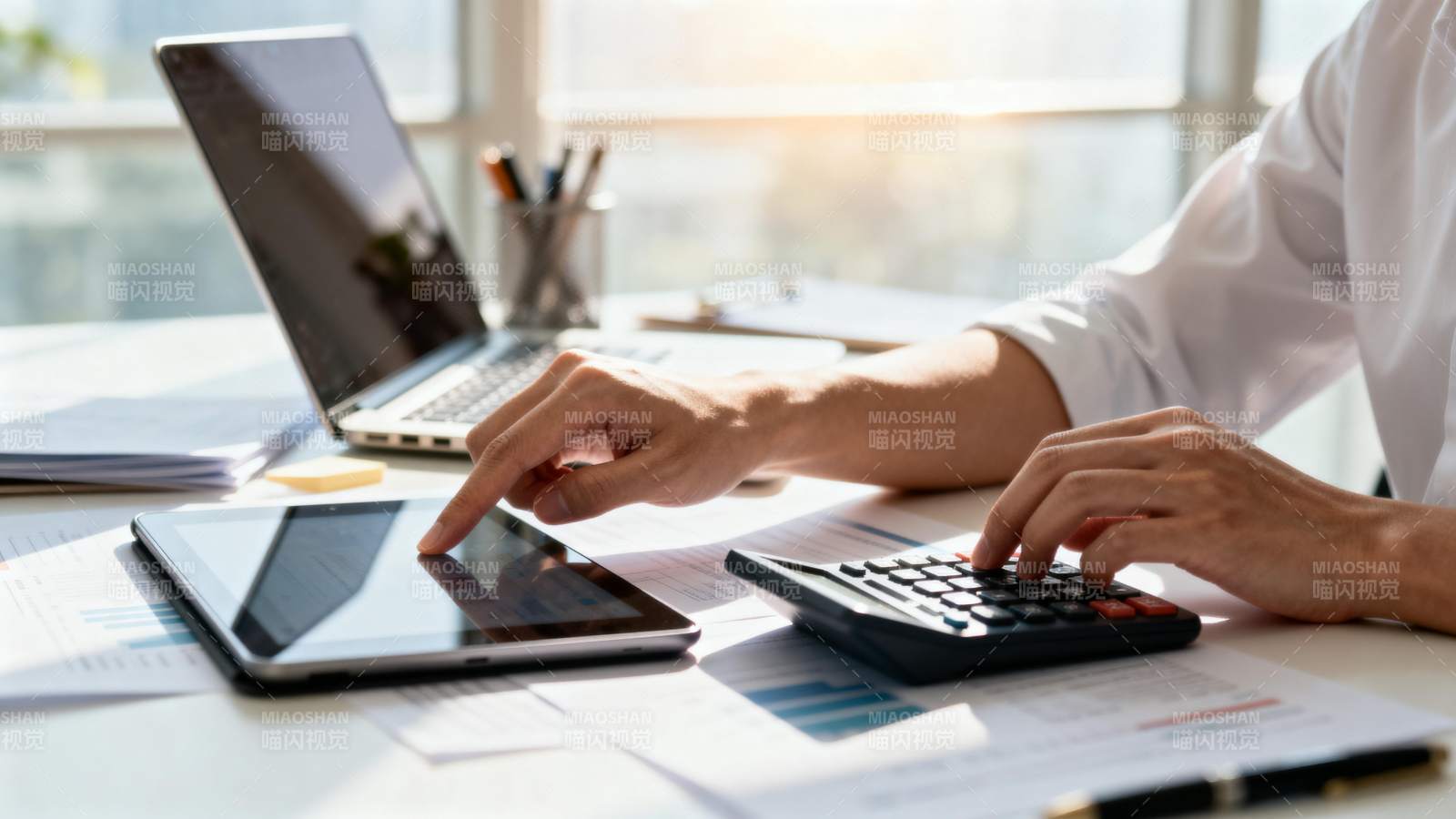 办公桌前算账图片