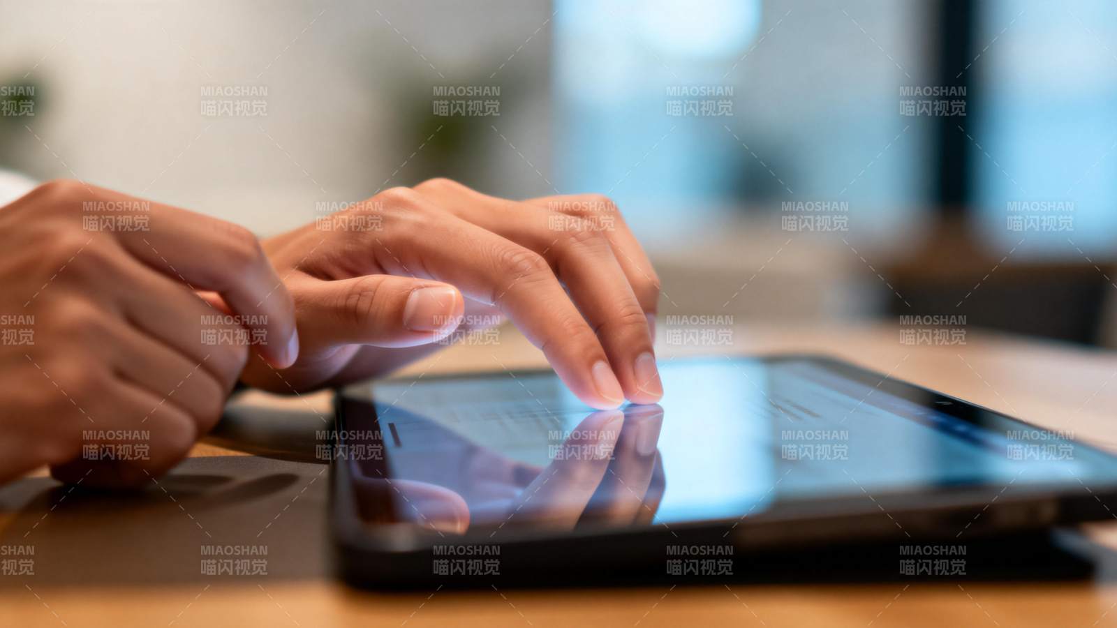 指尖轻触平板屏幕图片