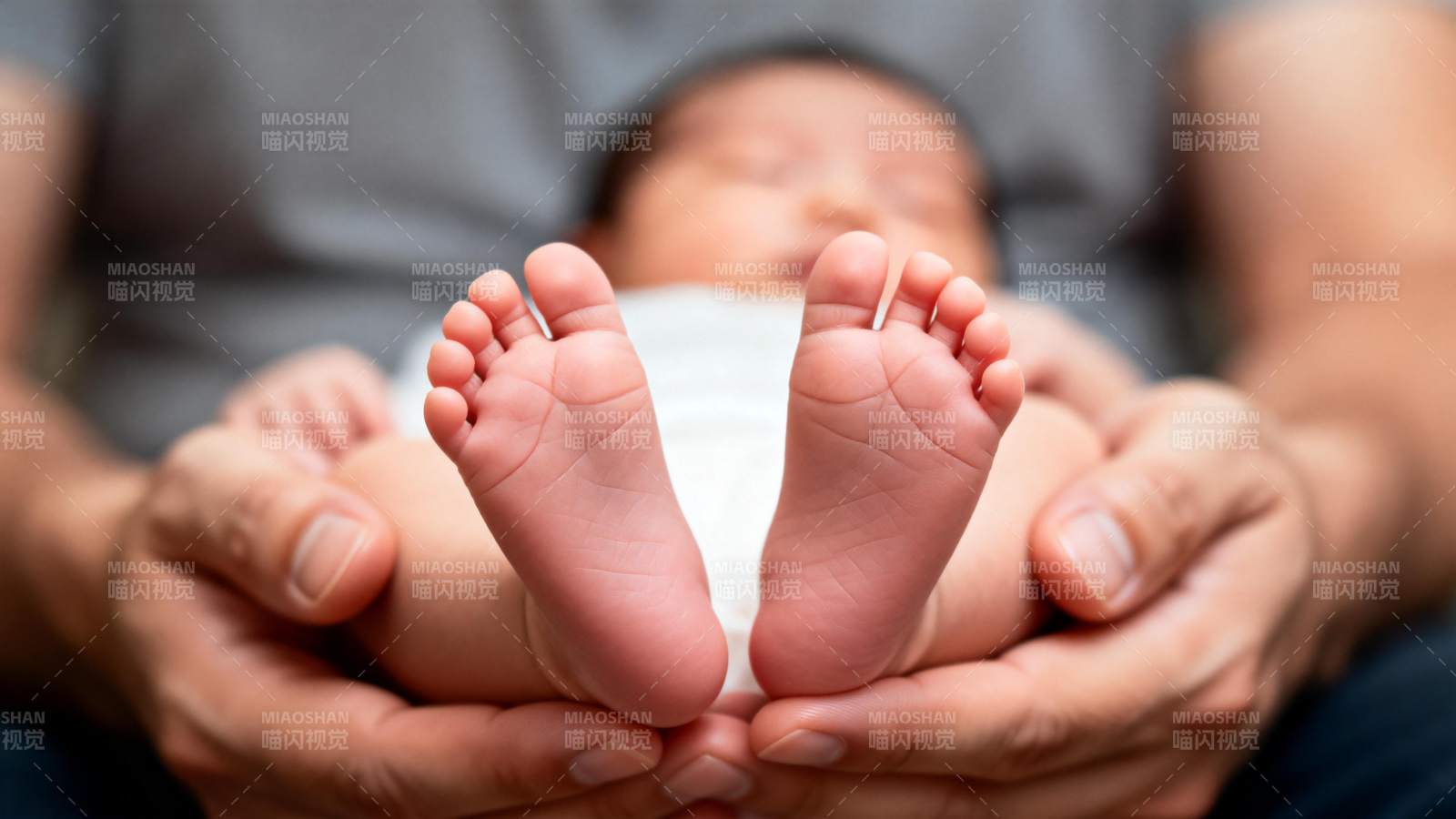 新生婴儿的小脚丫图片