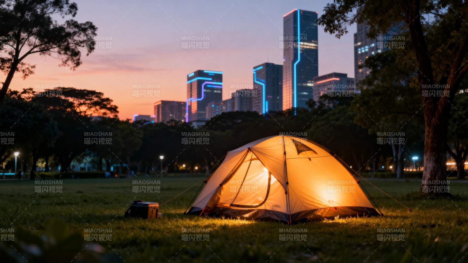 城市夜景露营图片