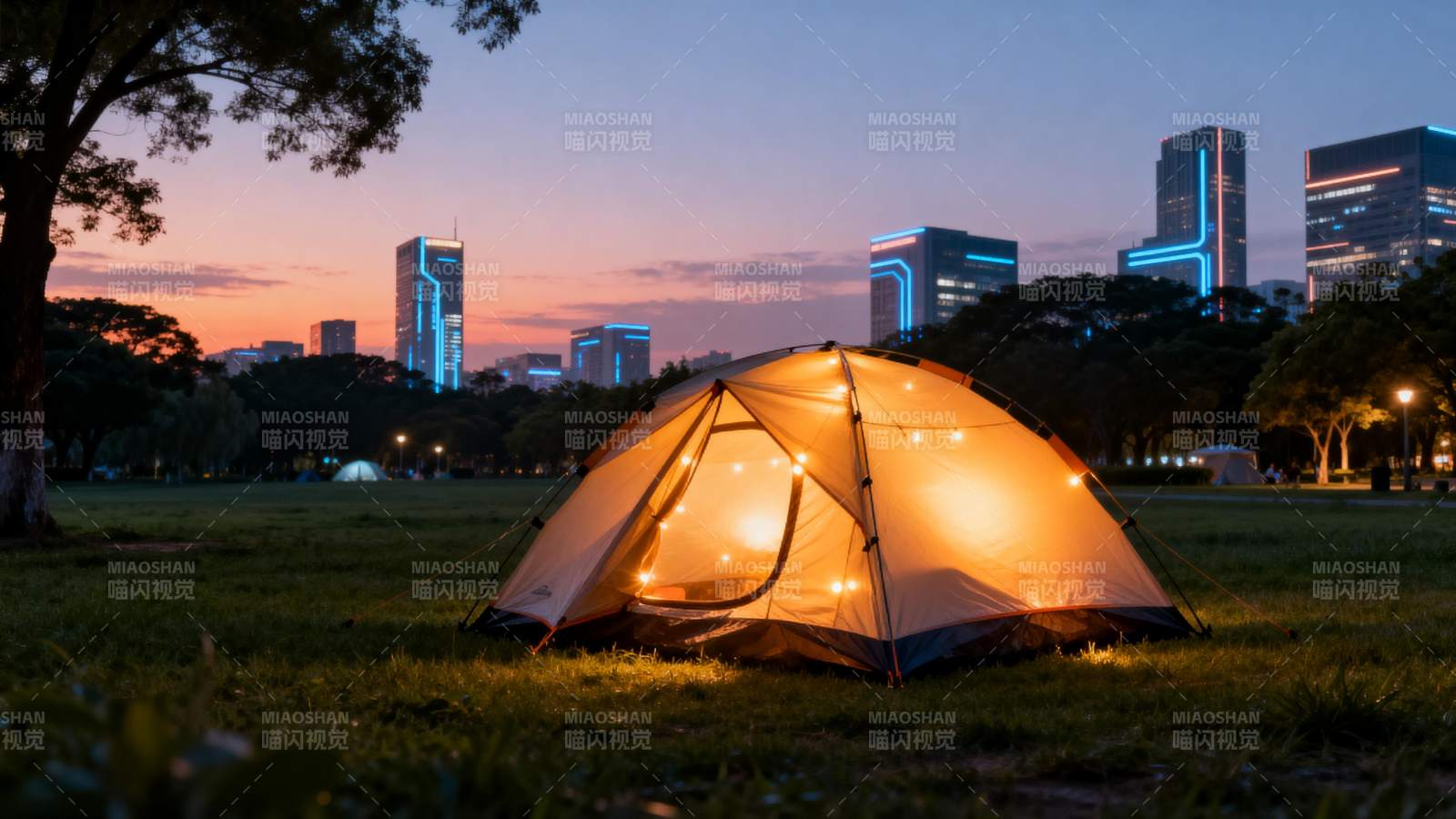 城市夜景露营图片
