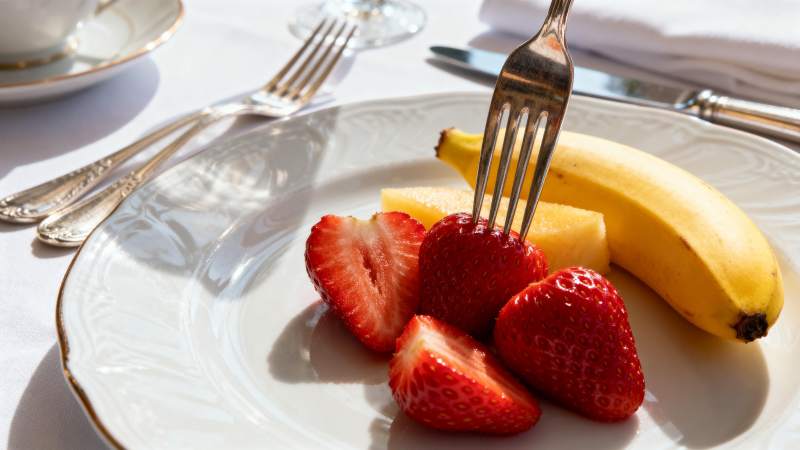 水果盘中的草莓与香蕉图片