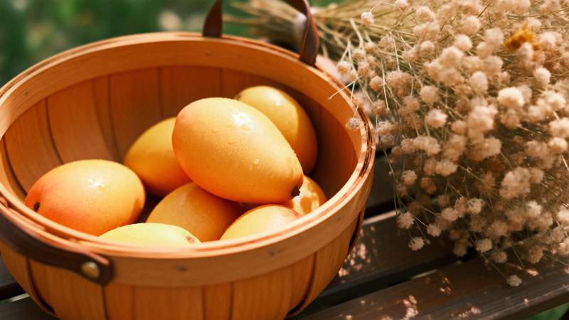 木篮里的芒果与干花图片