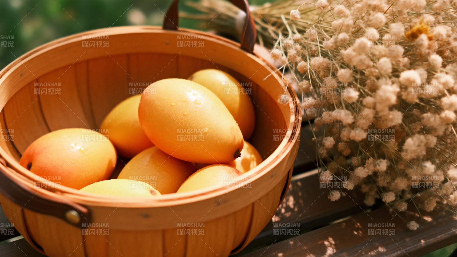 木篮里的芒果与干花图片