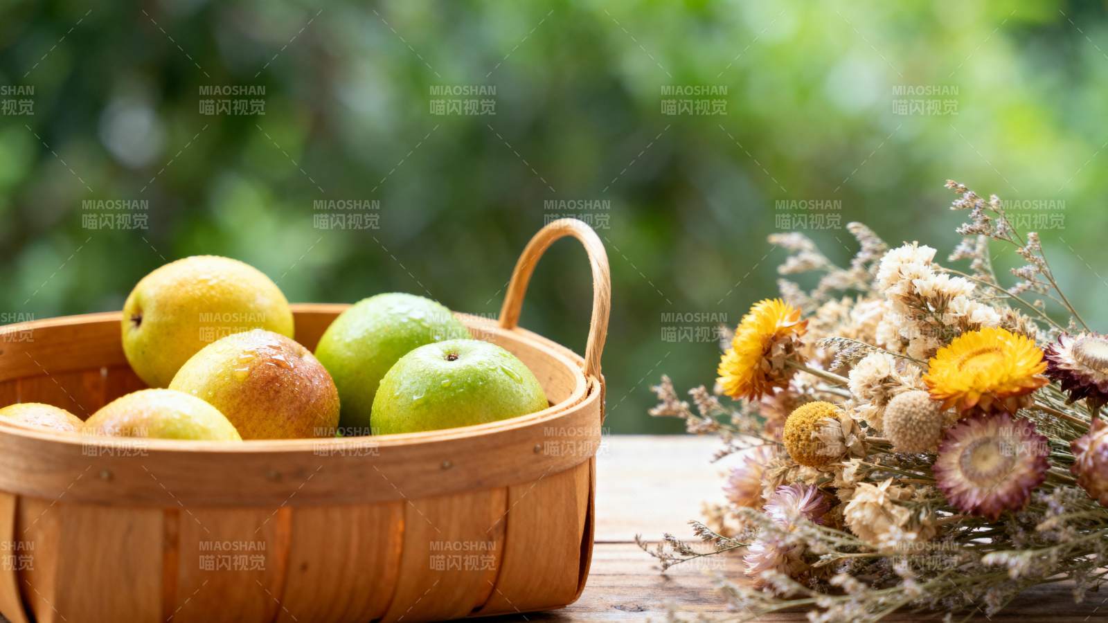 果篮与干花静物图片