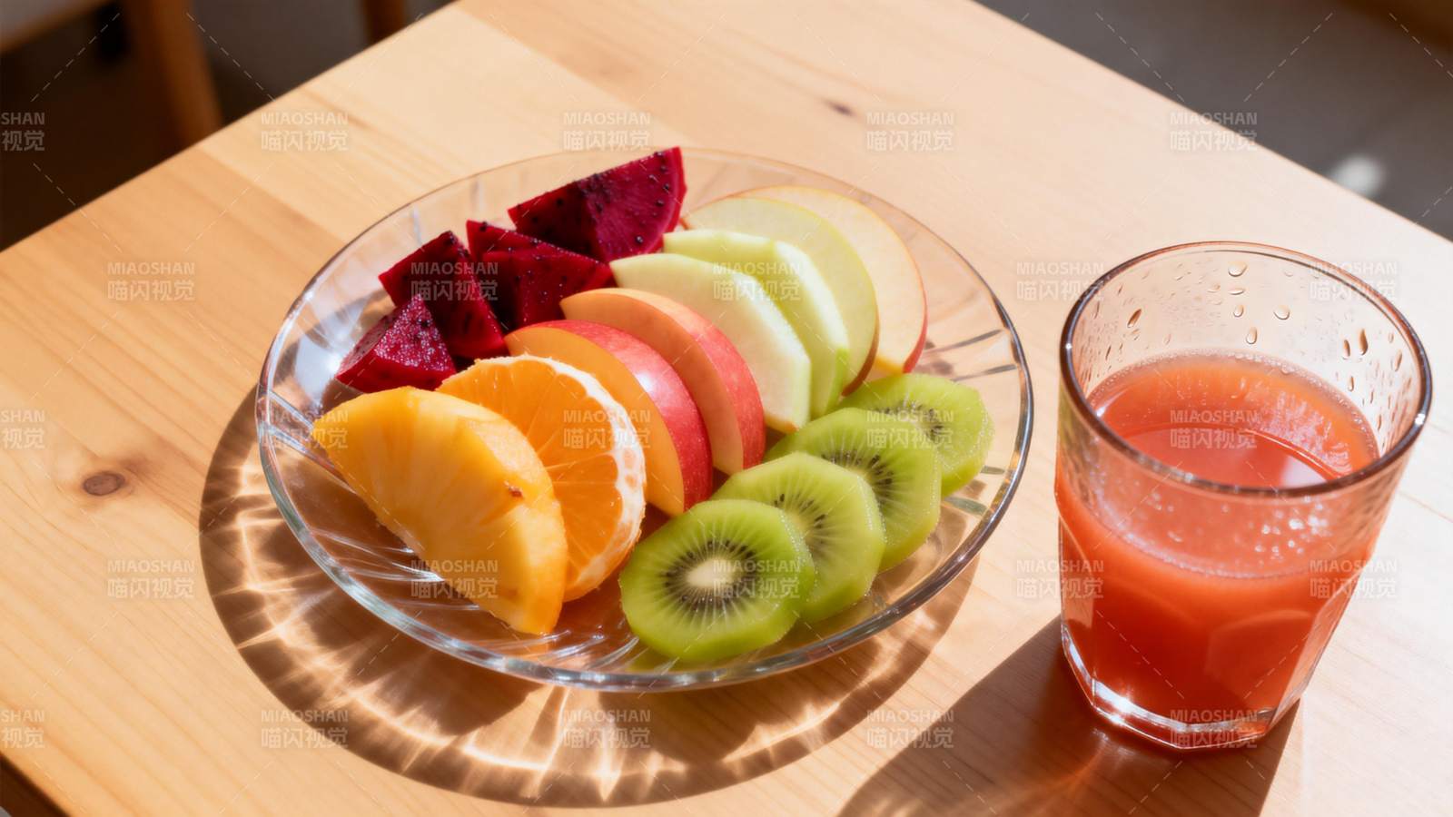 水果拼盘与果汁图片