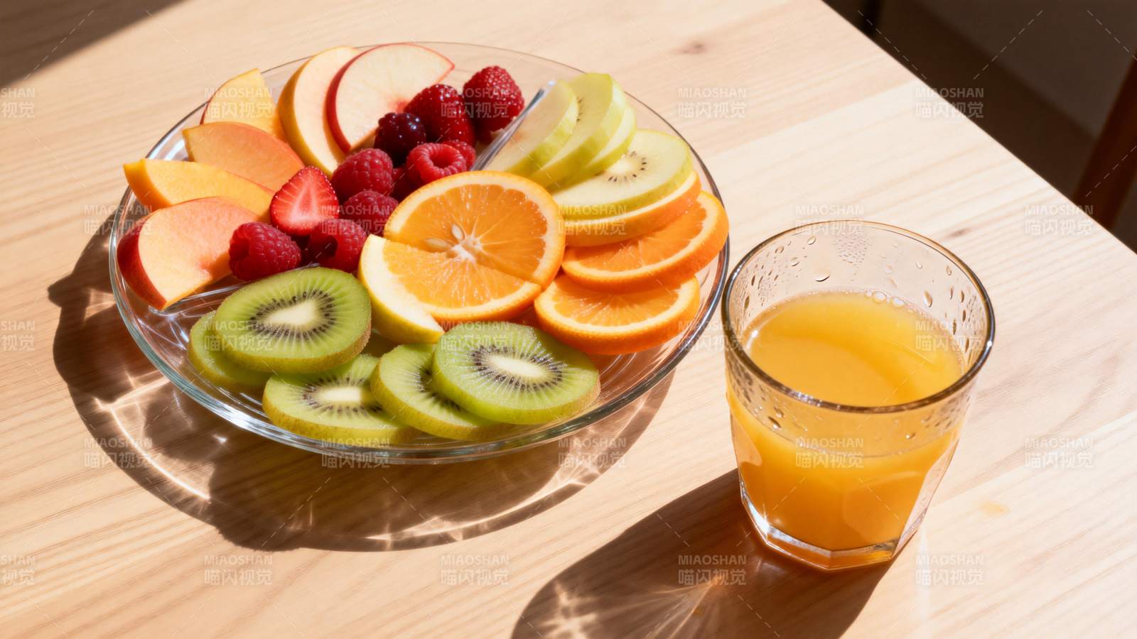 水果拼盘与橙汁图片