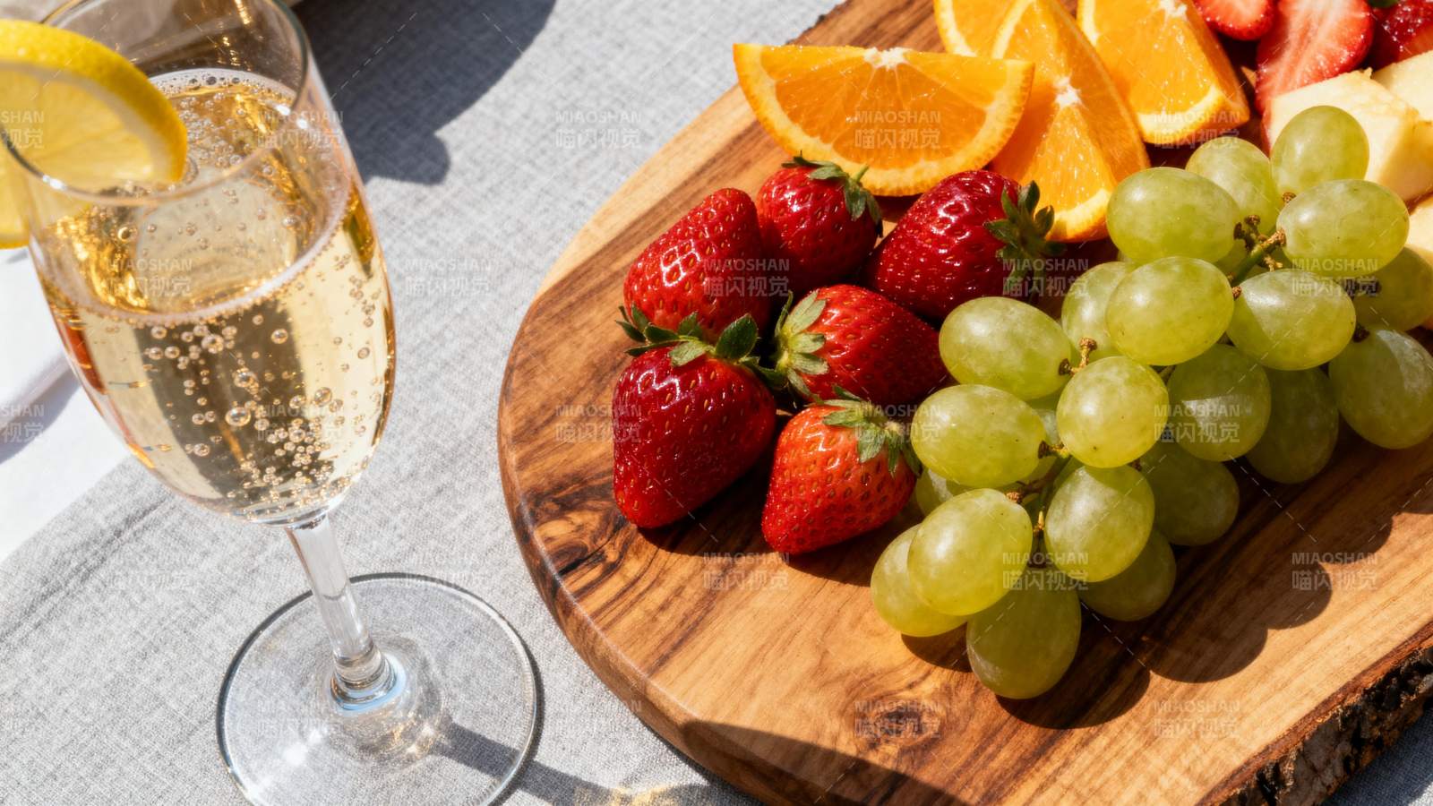 水果拼盘配香槟图片