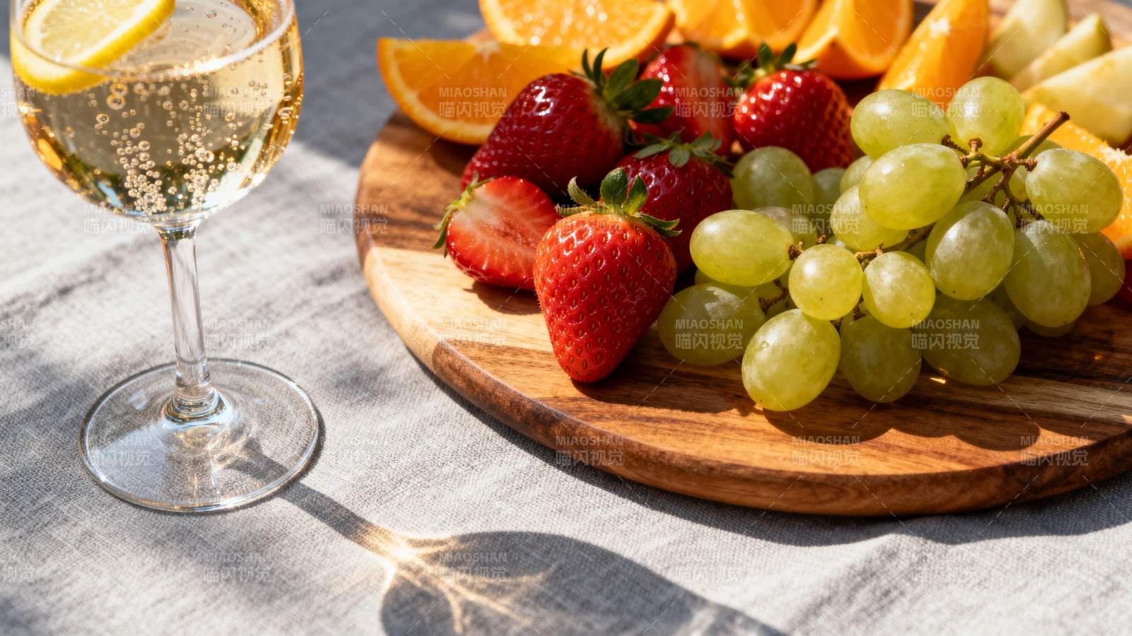水果拼盘与香槟图片