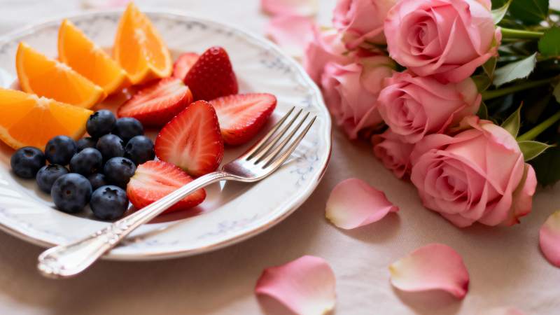 水果与玫瑰的浪漫图片