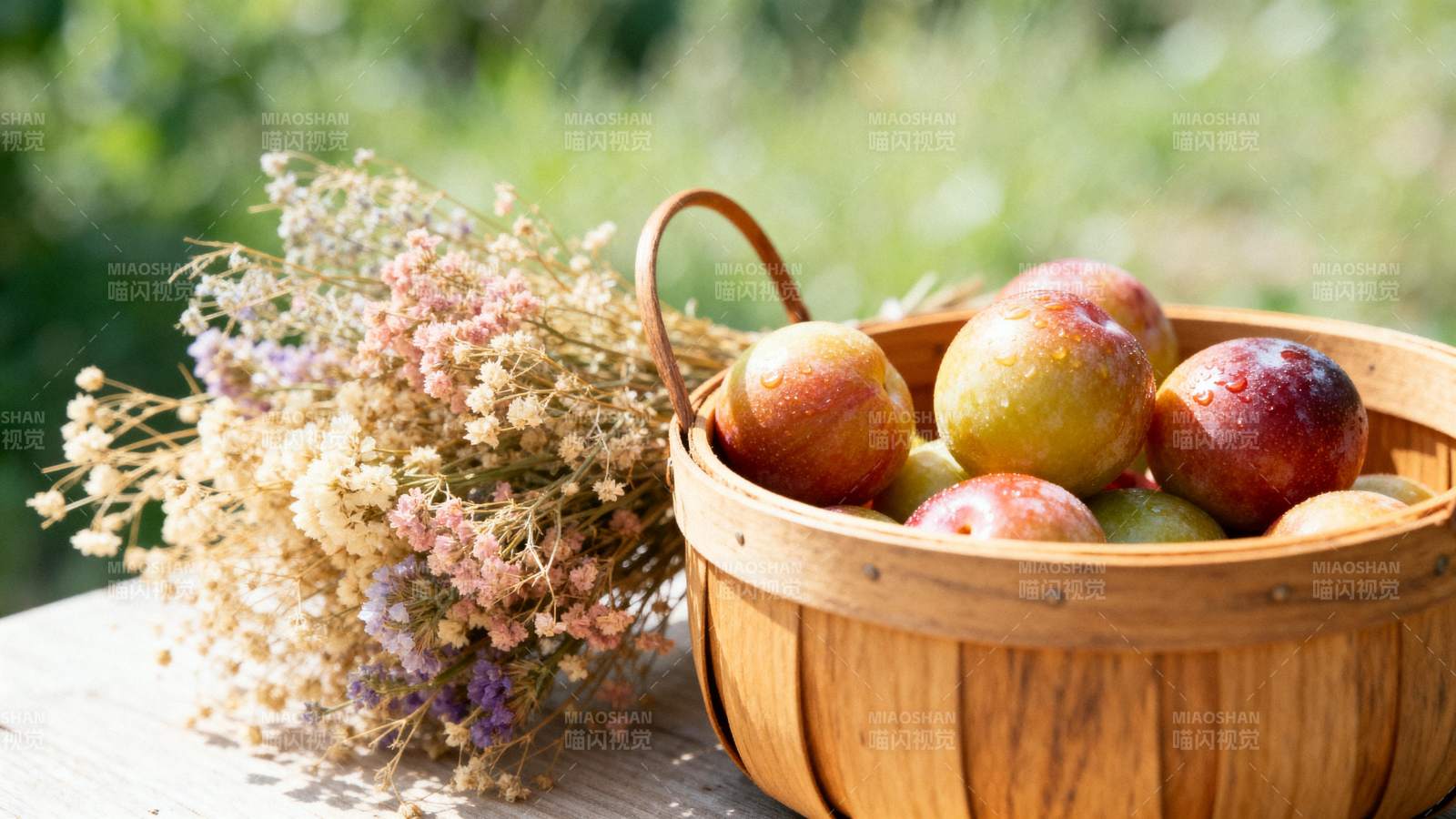 篮中苹果伴干花图片